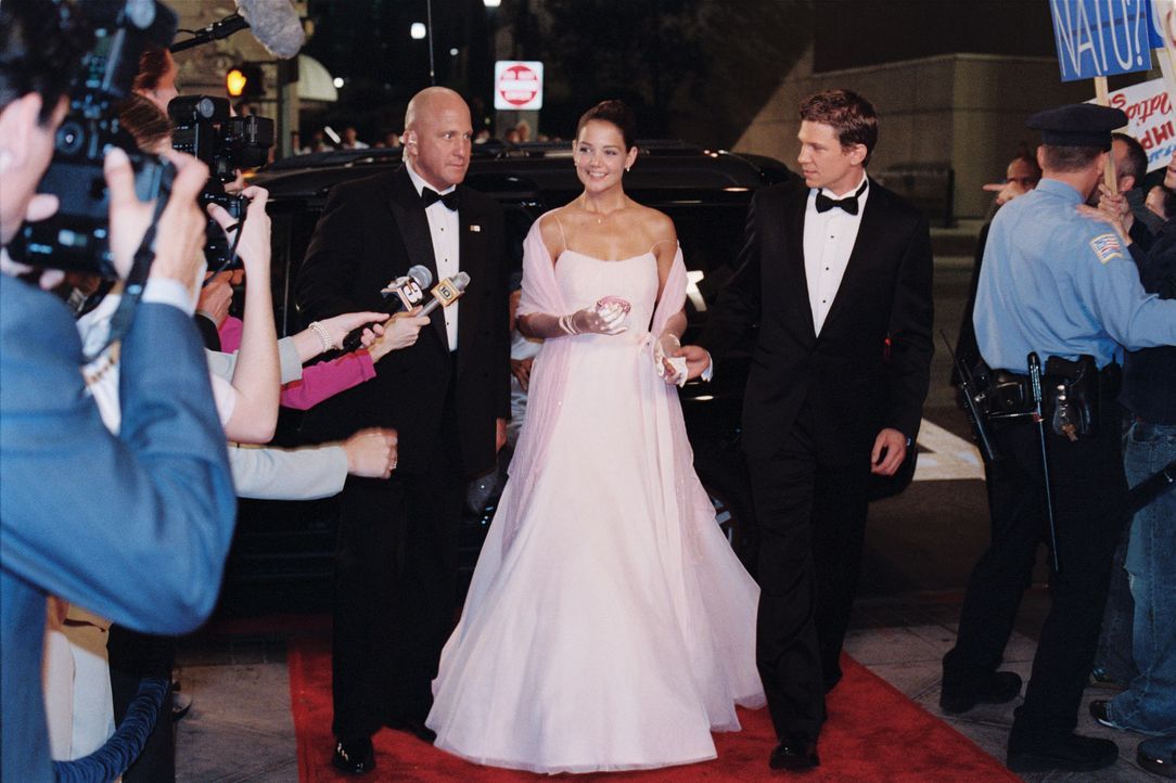Als Tochter eines Präsidenten ist Samantha (Katie Holmes, M.) stets im Visier der Öffentlichkeit und des Secret Services (Michael Milhoan, l.). Al... - Bildquelle: Epsilon Motion Pictures GmbH