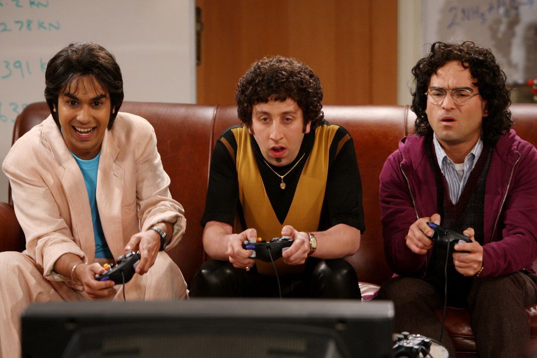 Rückblende: Leonard (Johnny Galecki, r.), Rajesh (Kunal Nayyar, l.) und Howard (Simon Helberg, M.) ... - Bildquelle: Warner Bros. Television