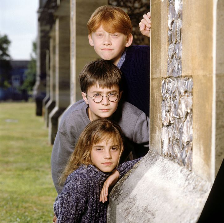 Werden schon im ersten Jahr auf der Zauberschule Hogwarts zu ganz dicken Freunden: Ron (Rupert Grint, oben), Harry Potter (Daniel Radcliff, M.) und... - Bildquelle: Warner Bros. Pictures