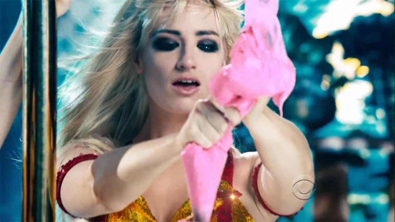 bild-2-broke-girls-super-bowl-sexy-strip-poledance-kat-dennings-beth-behrs-1-cbsjpg 1600 x 900 - Bildquelle: CBS