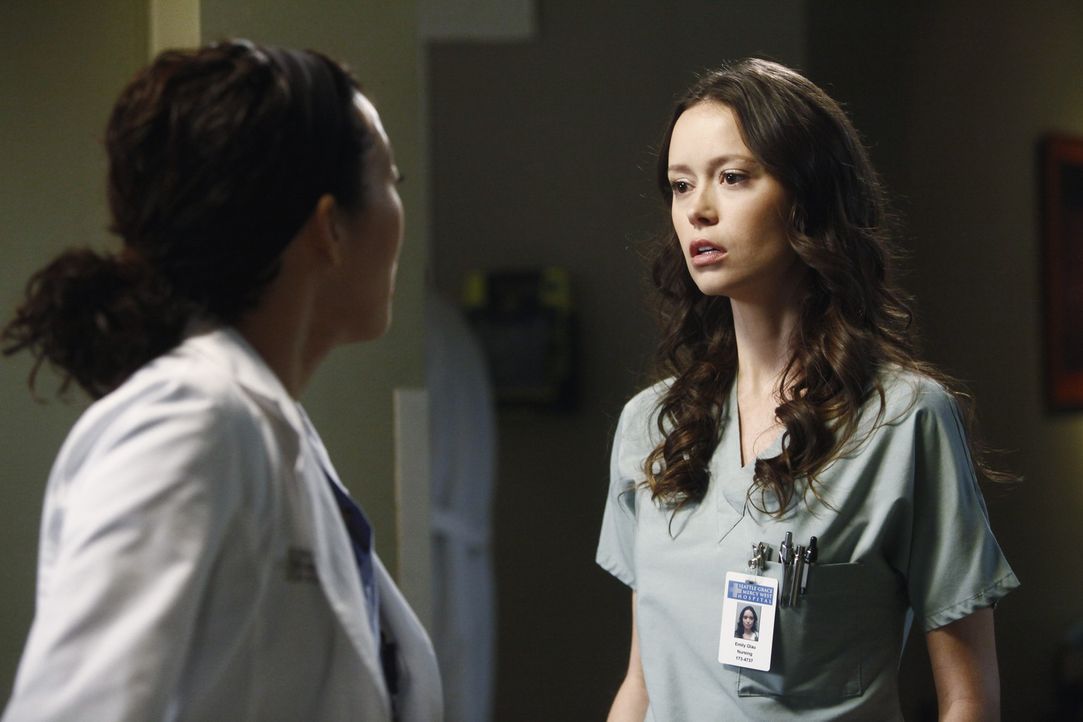 Während Derek Meredith dazu drängt, wieder mit ihm in der Neurochirurgie zu arbeiten, hegt Cristina (Sandra Oh, l.) den starken Verdacht, dass Owe... - Bildquelle: ABC Studios