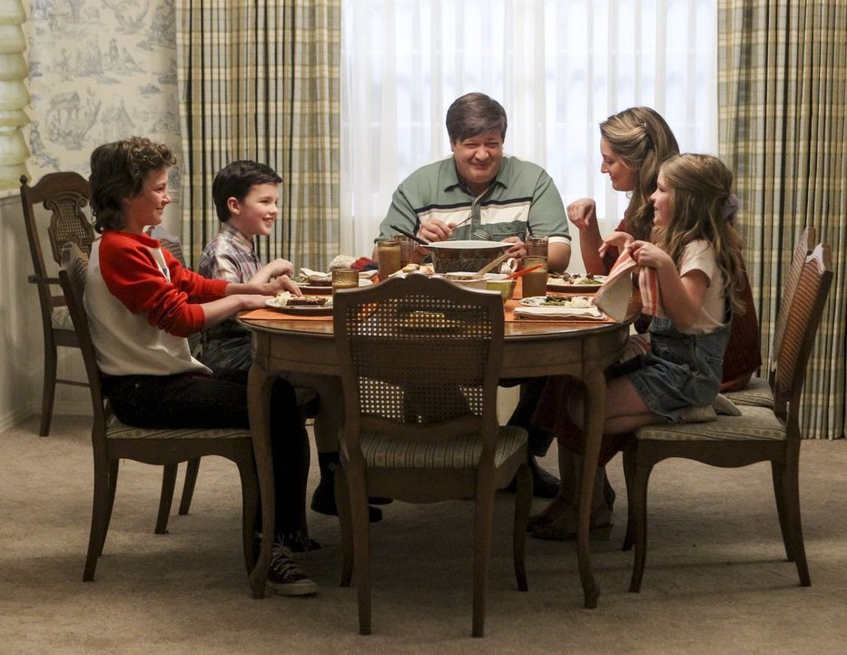 Eine ganz normale texanische Familie? Für den hochintelligenten Sheldon (Iain Armitage, 2.v.l.) ist der Alltag mit (v.l.n.r.) seinem Bruder Georgie... - Bildquelle: Warner Bros.