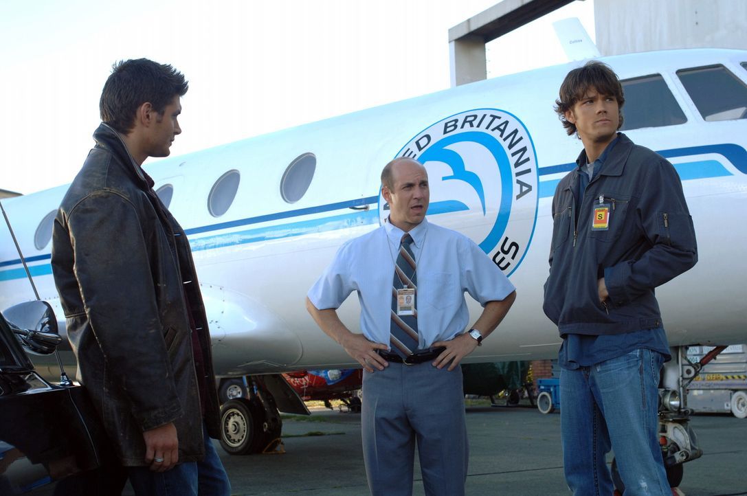 Jerry (Brian Markinson, M.), ein alter Freund ihres Vaters, bittet Sam (Jared Padalecki, r.) und Dean (Jensen Ackles, l.) um Hilfe, einen Flugzeugab... - Bildquelle: Warner Bros. Television