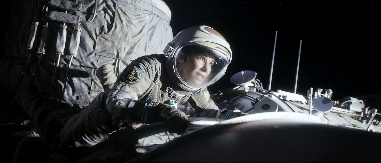 Das Shuttle ist zerstört, die Verbindung zur Erde abgebrochen und der Sauerstoff  beinahe aufgebraucht: Für Biomedizinerin Ryan (Sandra Bullock) wir... - Bildquelle: Warner Brothers
