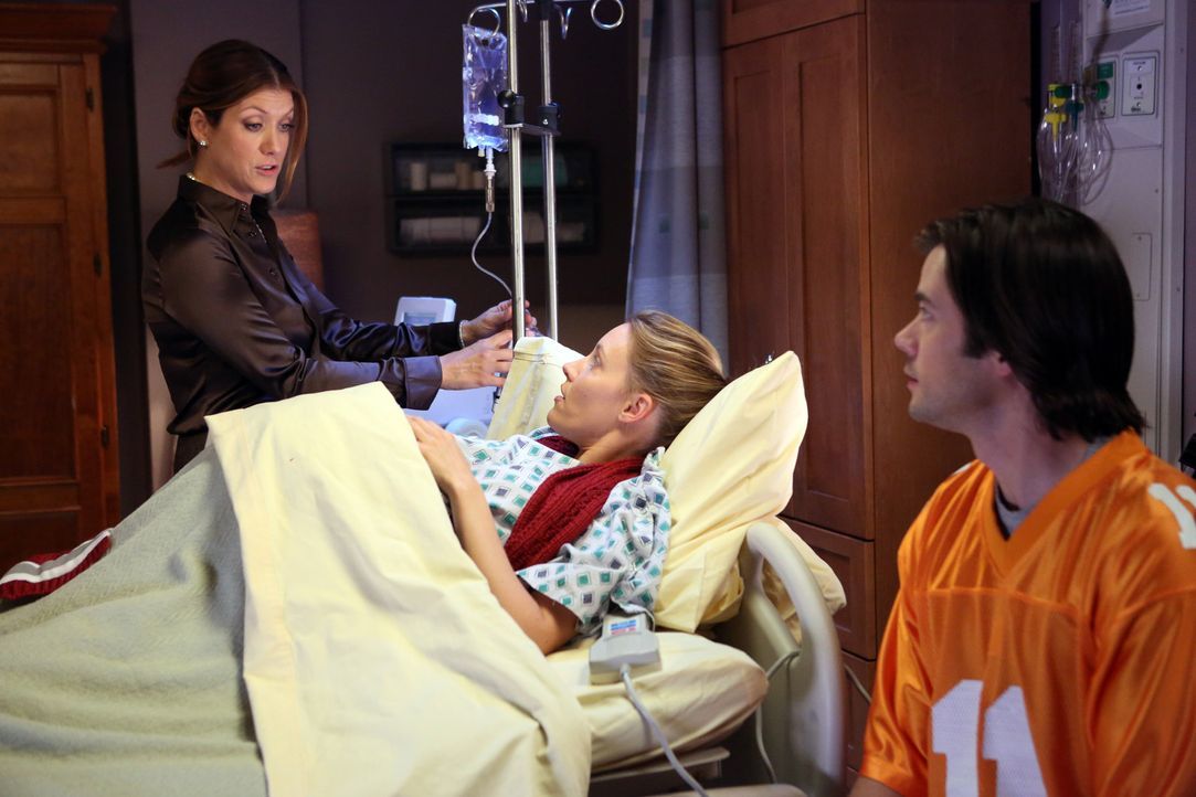 Da Charlotte (KaDee Strickland, M.) zur Bettruhe verdonnert wurde, um ihre Babys zu retten, treibt sie Addison (Kate Walsh, l.), James (Matt Long, r... - Bildquelle: ABC Studios