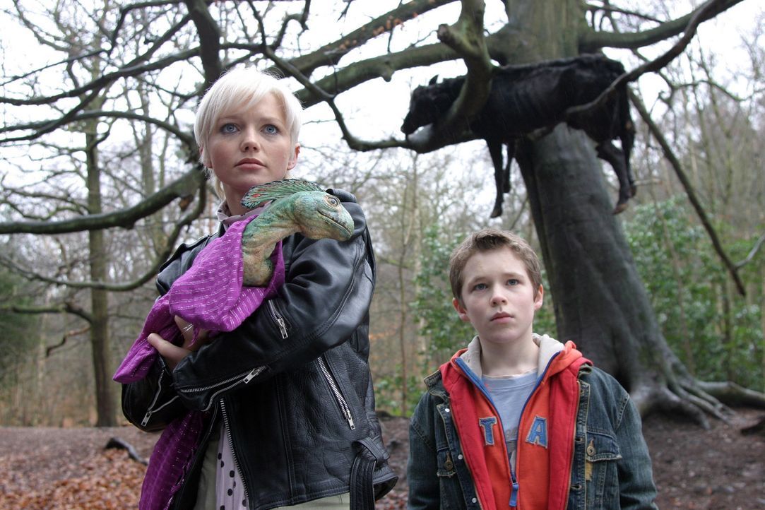 Abby (Hannah Spearritt, l.) entdeckt, dass die Urzeitmonster den Kontakt zu Menschen nicht scheuen ... - Bildquelle: ITV Plc
