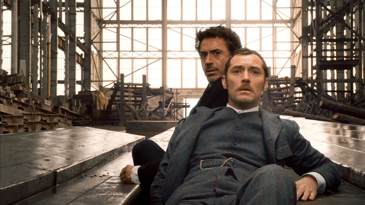 Geraten mitten ins Reich der schwarzen Magie: Sherlock Holmes (Robert Downey Jr., l.) und sein Gehilfe Dr. Watson (Jude Law, r.) ... - Bildquelle: Warner Brothers