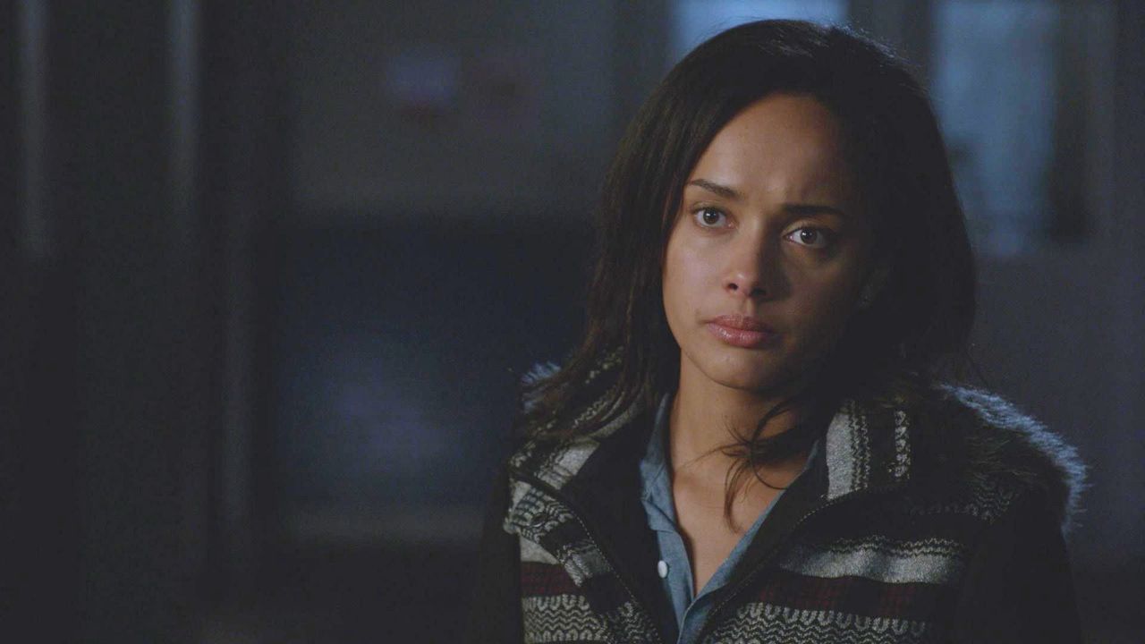 Kann Rebecca (Karla Crome) dieses neue Phänomen bekämpfen? - Bildquelle: 2014 CBS Broadcasting Inc. All Rights Reserved.