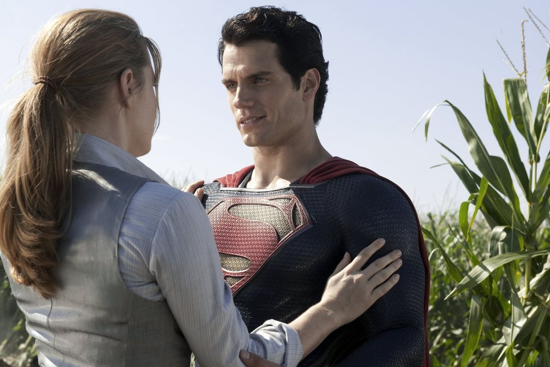 Die taffe Reporterin Lois Lane (Amy Adams, l.) bietet Superman Clark Kent (Henry Cavill, r.) Beistand, als dieser ins Wanken gerät ... - Bildquelle: 2013 Warner Brothers