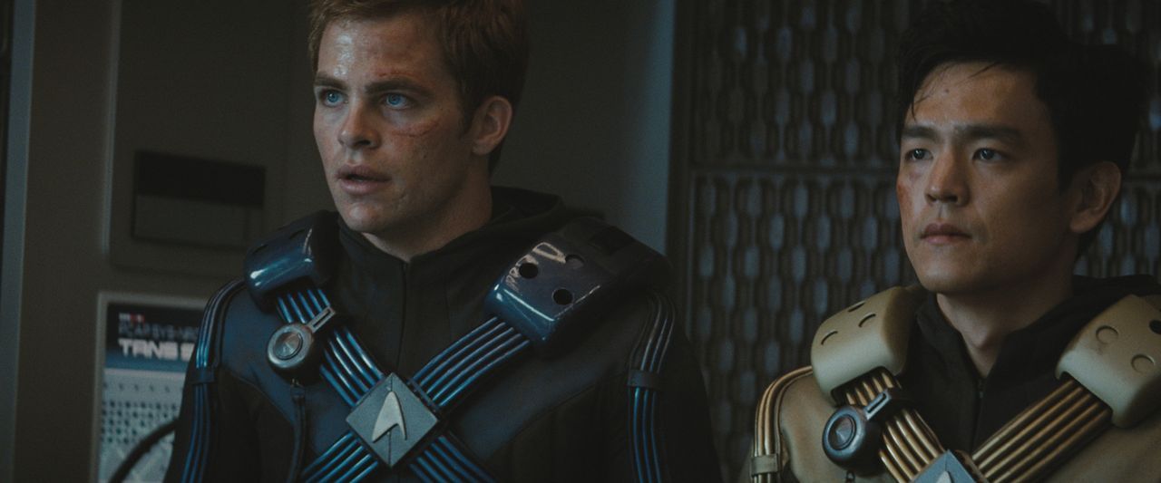 Ihr erster Einsatz auf der Enterprise artet zu einem gnadenlosen Kampf ums Überleben aus: Steuermann Sulu (John Cho, r.) und Kirk (Chris Pine, l.)... - Bildquelle: Paramount Pictures