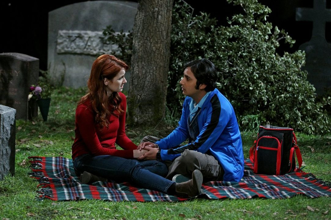 Lässt sich Raj (Kunal Nayyar, r.) breitschlagen, Emilys (Laura Spencer, l.) Fantasie zu erfüllen und mit ihr auf dem Friedhof zu schlafen? - Bildquelle: Warner Bros. Television