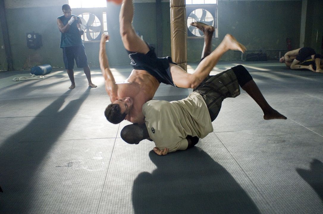 Free Fight-Coach Jean Roqua (Djimon Hounsou, r.) weiht Jake (Sean Faris, l.) in die höchste Kunst des Kämpfens ein ... - Bildquelle: 2008 Summit Entertainnment N.V.  All rights reserved.