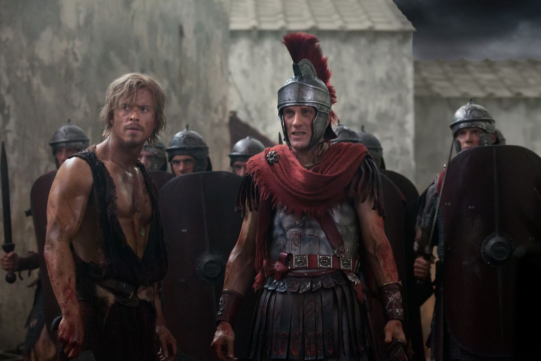 Obwohl Spartacus Crassus (Simon Merrells, r.) und Julius Caesar (Todd Lasance, l.) entkommen kann, macht sich der Imperator keine Sorgen. Denn er ha... - Bildquelle: 2012 Starz Entertainment, LLC. All rights reserved.