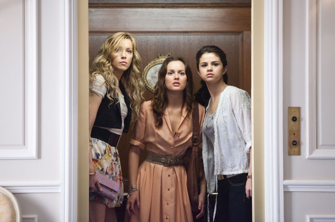 Ein Sommerausflug nach Paris entpuppt sich für Grace (Selena Gomez, r.), ihre beste Freundin Emma (Katie Cassidy, l.) und ihre Stiefschwester Meg (L... - Bildquelle: Larry D Horricks 2011 Twentieth Century Fox Film Corporation. All rights reserved.