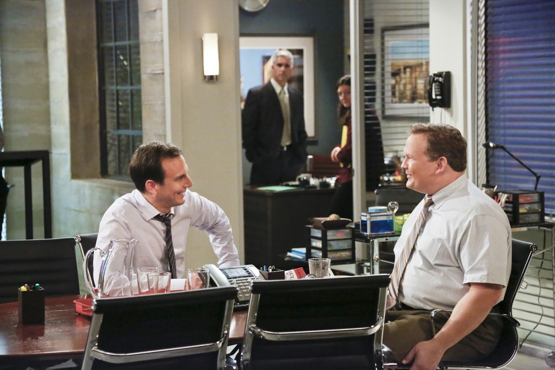 Nathan (Will Arnett, l.) freundet sich mit Doug (Andy Richter, r.), einem Arbeitskollegen an. Doch bald zeigt sich, dass dieser ein noch größerer Au... - Bildquelle: 2013 CBS Broadcasting, Inc. All Rights Reserved.
