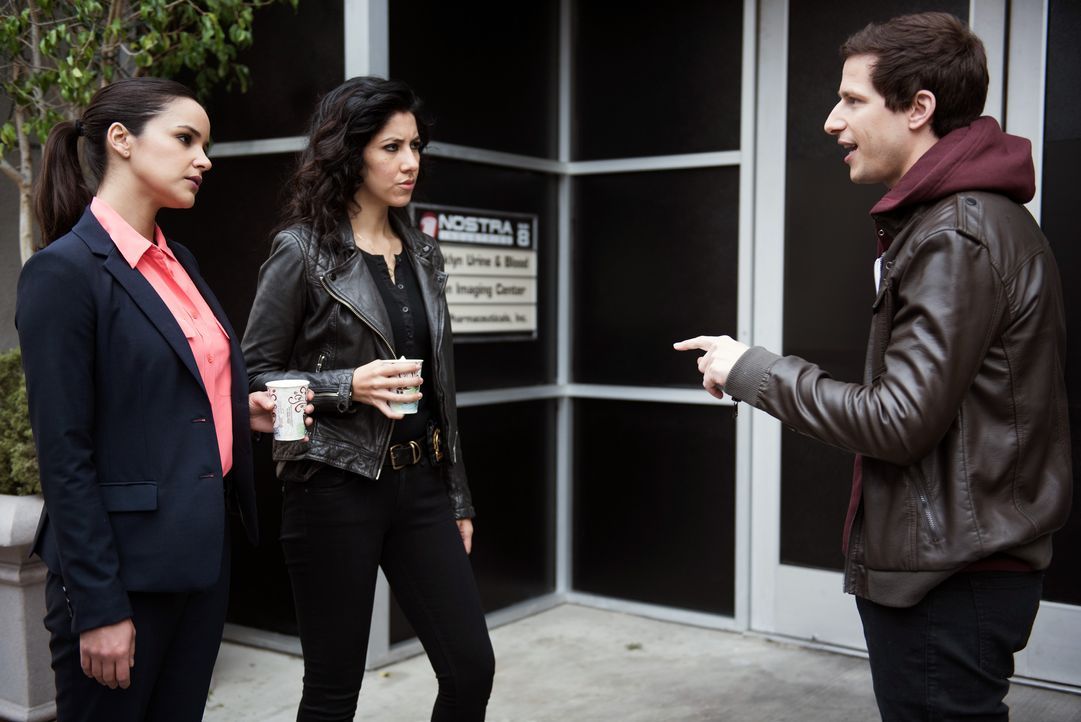 (v.l.n.r.) Amy Santiago (Melissa Fumero); Rosa Diaz (Stephanie Beatriz); Jake Peralta (Andy Samberg) - Bildquelle: Eddy Chen 2014 UNIVERSAL TELEVISION LLC. All rights reserved / Eddy Chen