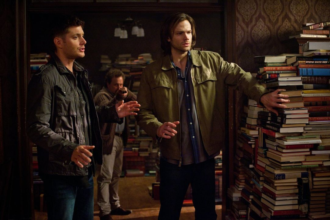 Um endlich die dritte Aufgabe zu bekommen, müssen sich Sam (Jared Padalecki, r.) und Dean (Jensen Ackles, l.) an einen sonderbaren Einsiedler (Curti... - Bildquelle: Warner Bros. Television