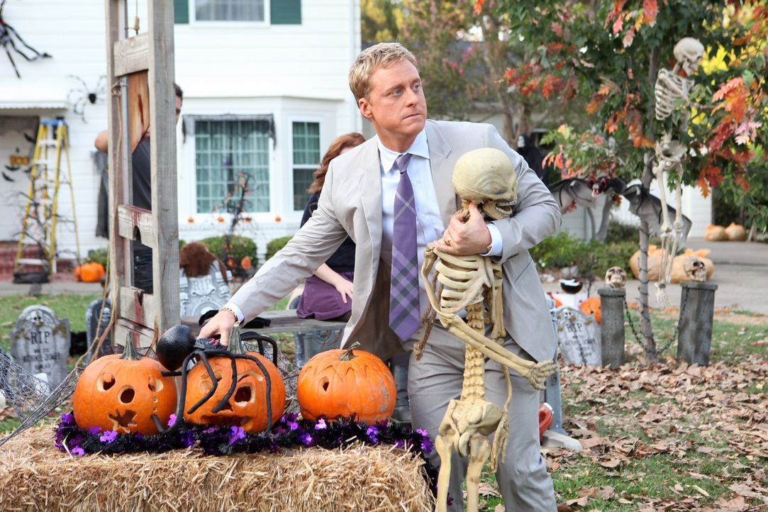 Um mit den Nachbarn keine Probleme zu bekommen, versucht Noah (Alan Tudyk), die Halloween-Dekoration so schnell wie möglich verschwinden zu lassen.... - Bildquelle: Warner Bros. Television