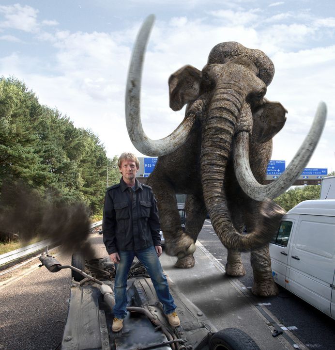 Cutter (Douglas Henshall) und seine Team versuchen, ein Mammut wieder in die Vergangenheit zu befördern, damit die jetzige Welt nicht zerstört wir... - Bildquelle: ITV Plc