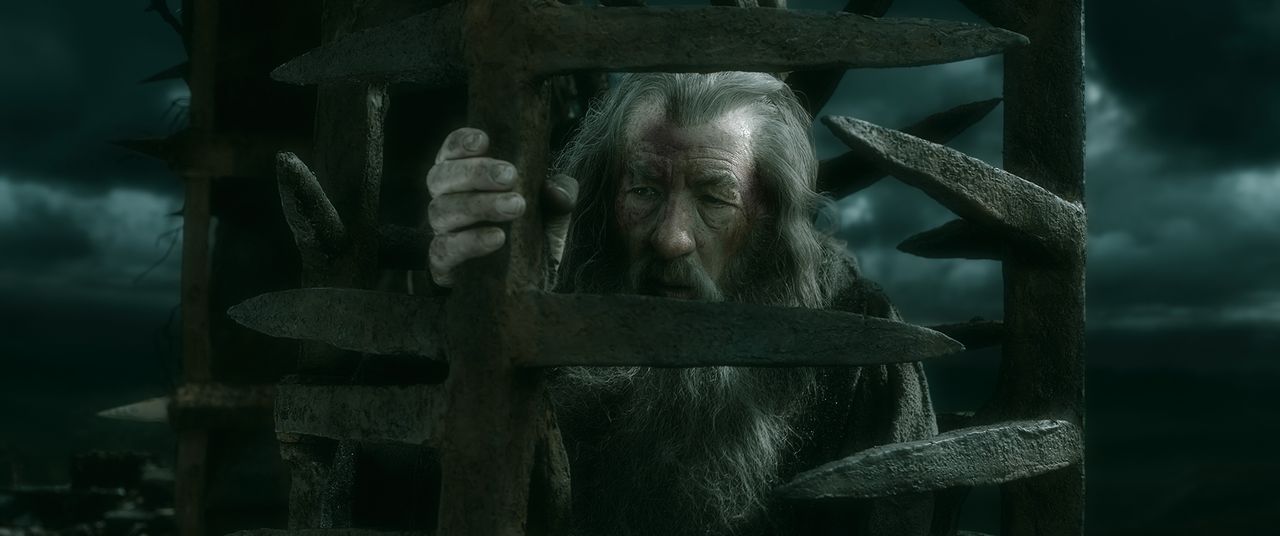 Kann Gandalf (Ian McKellen) der Gefangenschaft rechtzeitig entfliehen und die Zwerge vor dem drohenden Angriff der Orks warnen? - Bildquelle: © 2014 Warner Bros. Entertainment Inc. and Metro-Goldwyn-Mayer Pictures Inc.