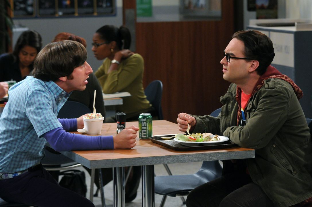 Leonard lädt Bernadette ein, es sich in seinem Labor anzusehen. Howard (Simon Helberg, l.) ist eifersüchtig und fängt deswegen in der Cafeteria e... - Bildquelle: Warner Bros. Television