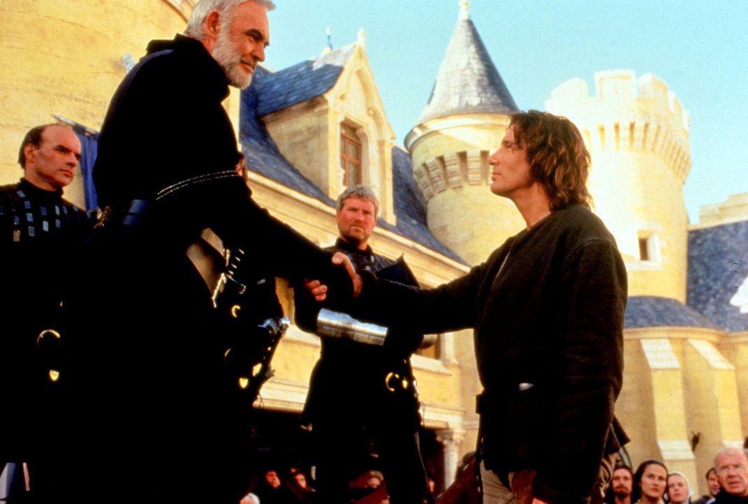 König Artus (Sean Connery, l.) ist von den Kampfeskünsten Lancelots (Richard Gere, r.) beeindruckt. - Bildquelle: Columbia Pictures