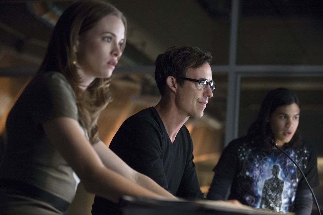 Wollen mit Barrys Hilfe andere genetisch veränderte Menschen finden und gegebenenfalls außer Gefecht setzen: Harison Wells (Tom Cavanagh, M.), Cisco... - Bildquelle: Warner Brothers.