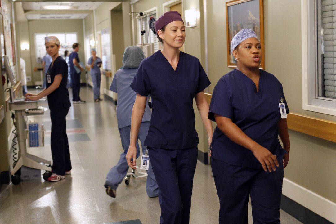 Immer im Einsatz um Leben zu retten: Bailey (Chandra Wilson, r.) und Meredith (Ellen Pompeo, 2.v.r.) ... - Bildquelle: ABC Studios