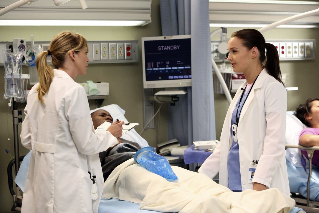 Meredith (Ellen Pompeo, l.) ist mittlerweile Stationsärztin geworden und führt ein gnadenloses Regime, was die neue Assistenzärzte Dr. Jo Wilson... - Bildquelle: ABC Studios