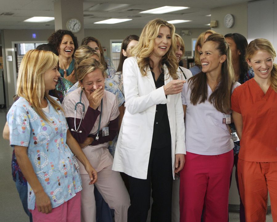 Carla und Turk zeigen wieder einmal, dass ihnen scheinbar nichts zu dumm ist: Elliott (Sarah Chalke, M.) findet das zum Schreien komisch ... - Bildquelle: Touchstone Television