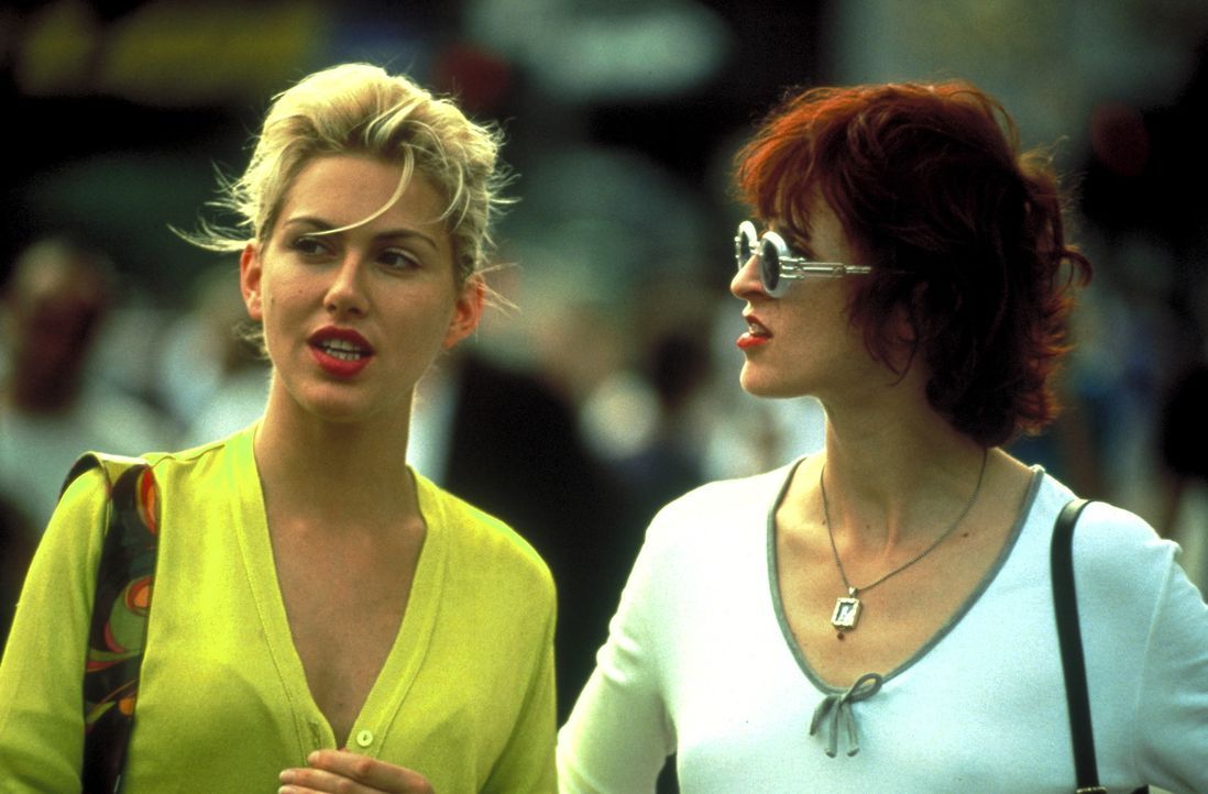 Geraten ins Visier eines Verrückten: Conny (Gruschenka Stevens, l.) und Bibi (Sophie Rois, r.) ... - Bildquelle: ProSieben/Klausmann