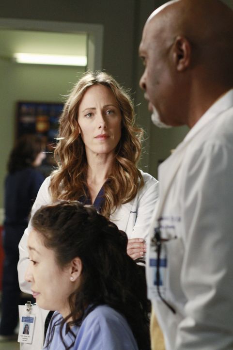 Versuchen alles, um Leben zu retten: Cristina (Sandra Oh, l.), Teddy (Kim Raver, M.) und Richard (James Pickens, Jr., r.) ... - Bildquelle: ABC Studios