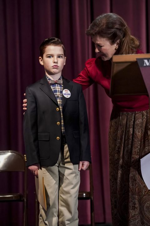 Sheldon Cooper (Iain Armitage, l.); Ms. Macelroy (Valerie Mahaffey, r.) - Bildquelle: Monty Brinton 2019 CBS Broadcasting, Inc. All Rights Reserved. / Monty Brinton