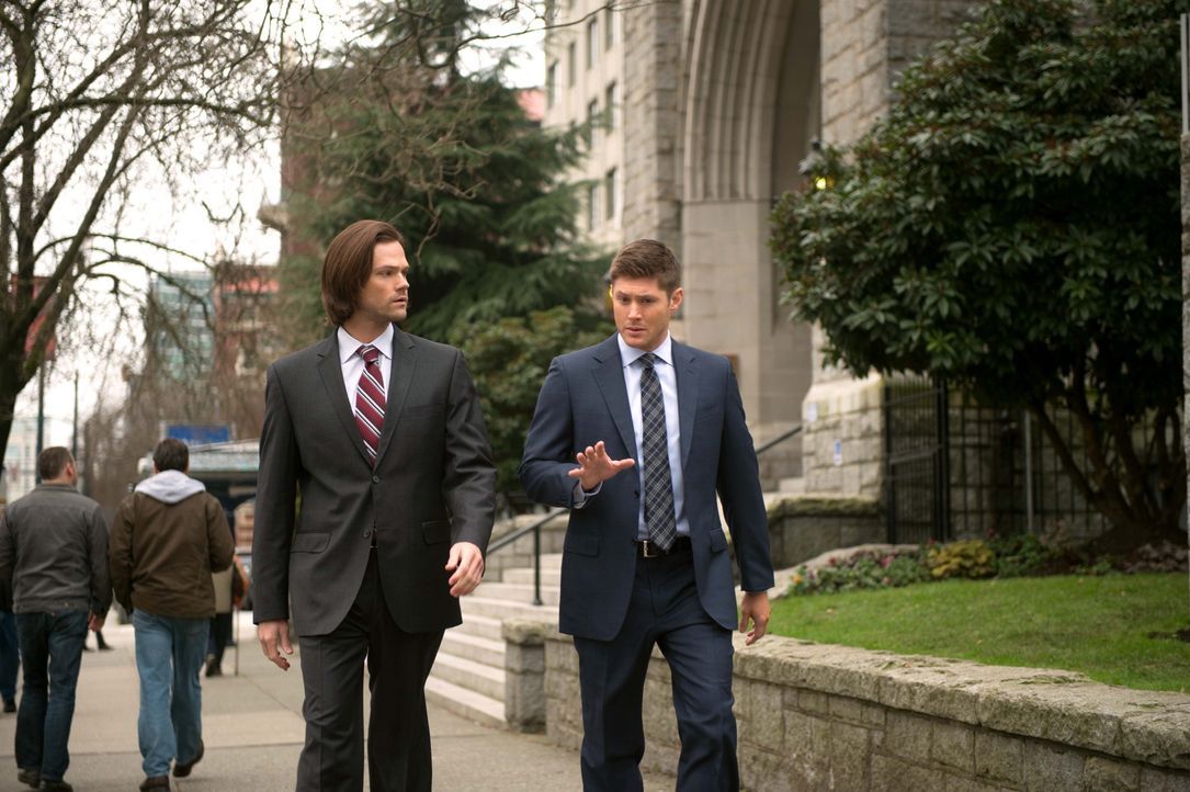 Während Sam (Jared Padalecki, l.) und Dean (Jensen Ackles, r.) eine ganze Reihe von verdächtigen Selbstmorden untersuchen, nimmt Crowley die Anführe... - Bildquelle: 2016 Warner Brothers
