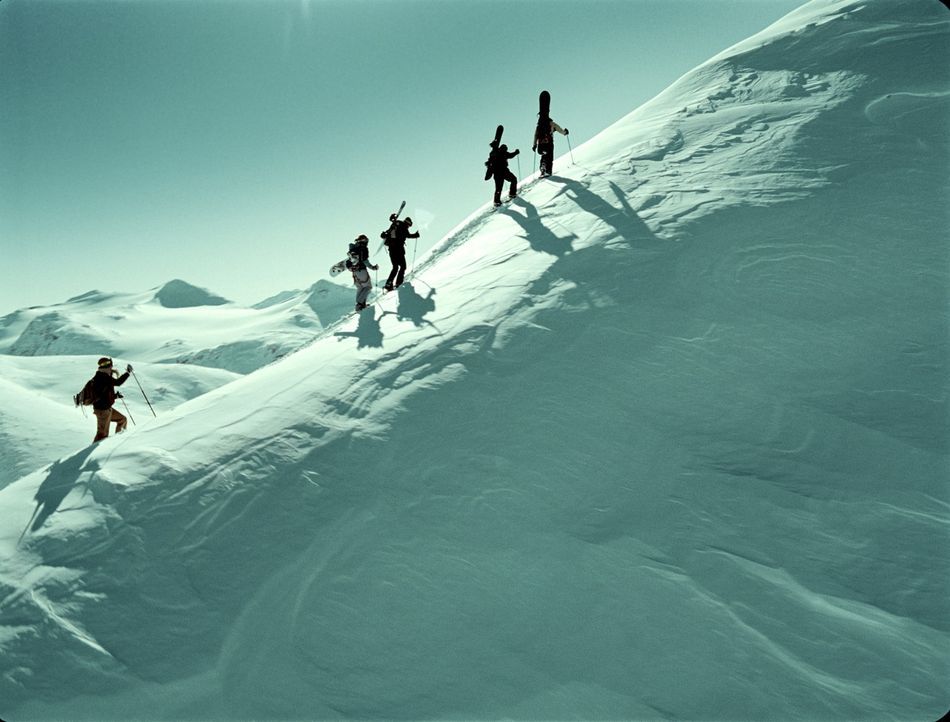 Eine Gruppe von Snowboardern ist auf dem Weg durch die einsame Bergwelt Norwegens. Ein gebrochenes Bein und Handys, die nicht funktionieren, zwingt... - Bildquelle: Telepool GmbH