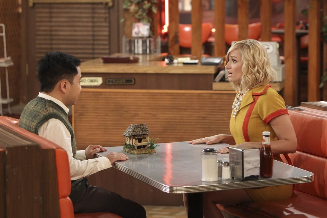 Wie wird Han Lee (Matthew Moy, l.) reagieren, wenn Caroline (Beth Behrs, r.) ihm beichtet, dass sie beim Säubern des Aquariums etwas zu  sorgfältig... - Bildquelle: Warner Bros. Television
