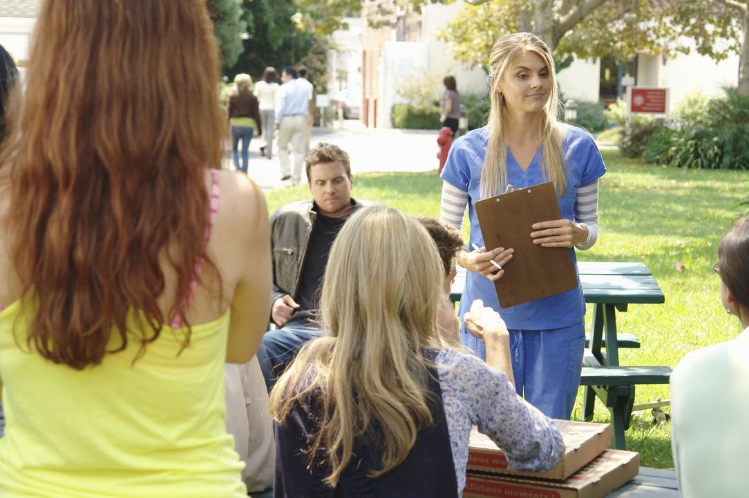 Nimmt sich den neuen Studenten an: Dr. Mahoney (Eliza Coupe, r.) ... - Bildquelle: Touchstone Television