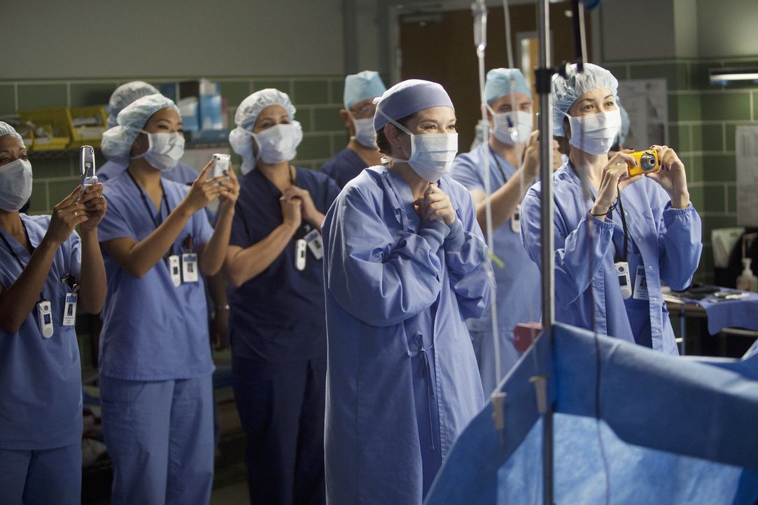 Das Ärzteteam beobachtet Webber bei seiner 10.000 Operation ... - Bildquelle: ABC Studios