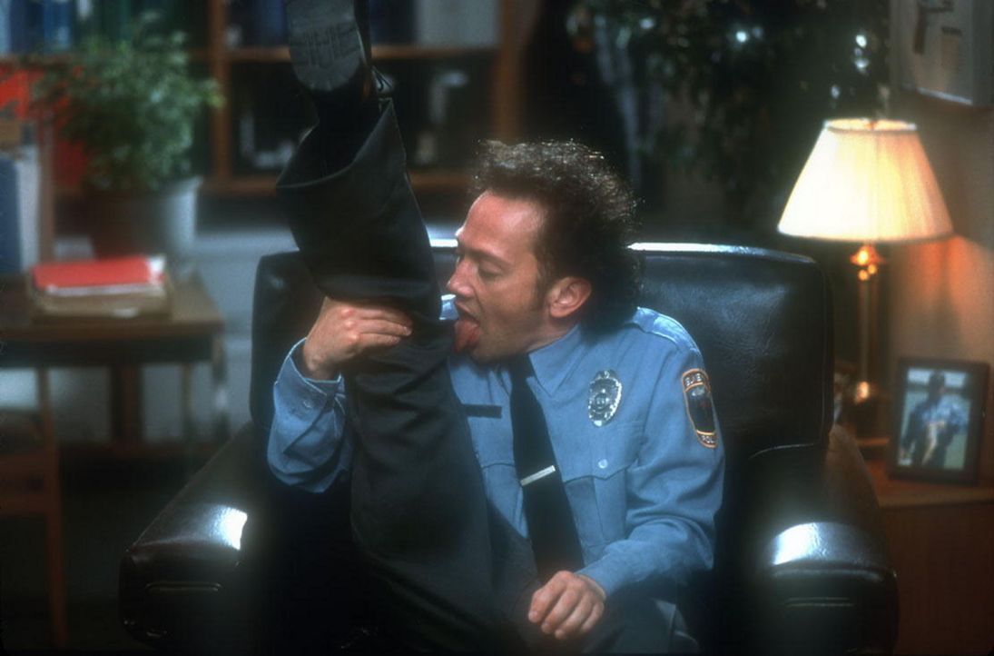 Bereits nach kurzer Zeit wird deutlich, dass der schüchterne Marvin (Rob Schneider) mit seinen nunmehr dürftigen menschlichen Anteilen immer wenig... - Bildquelle: 2003 Senator Film