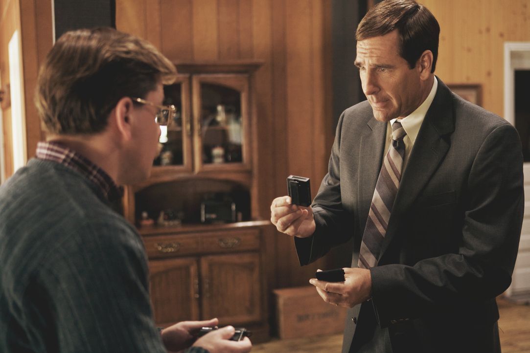 FBI Brian Shepard (Scott Bakula, r.) rüstet Mark Whitacre (Matt Damon, l.) mit versteckten Mikrofonen und Sendern aus, um eine absolut wasserdichte... - Bildquelle: Warner Bros. Pictures