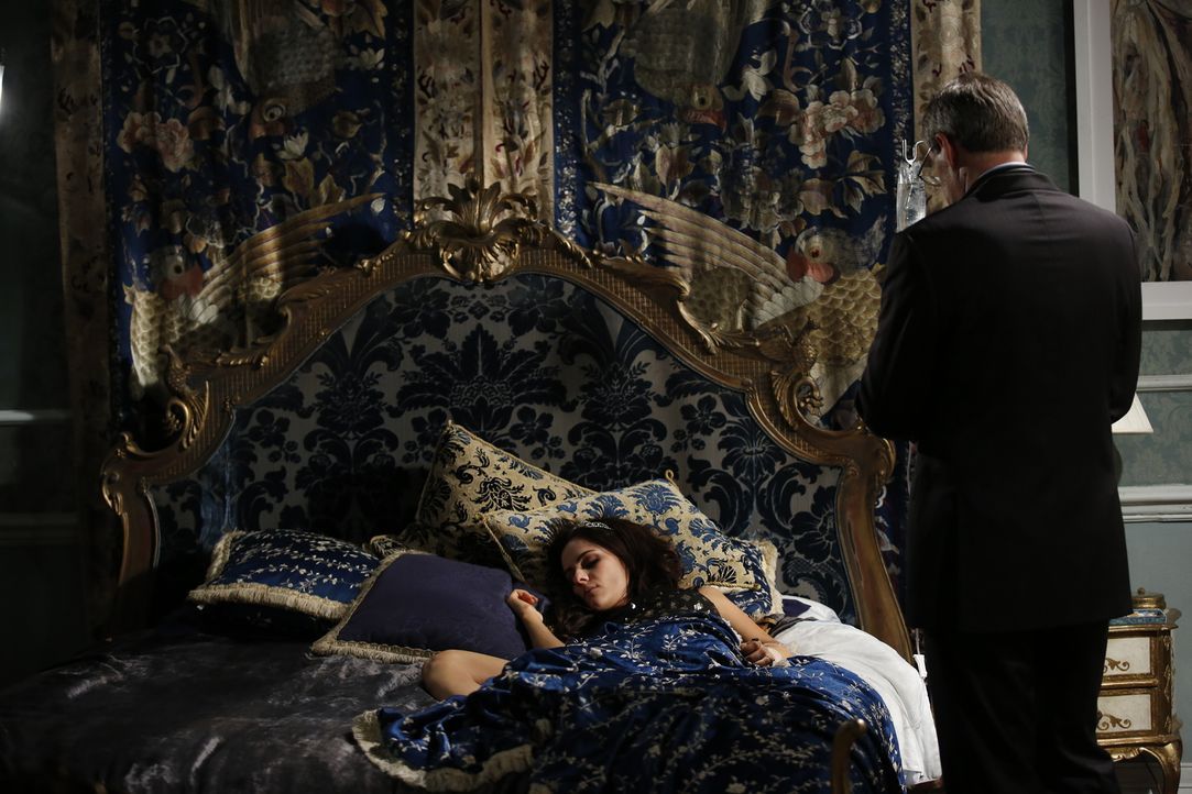 Dr. Cohen (Peter Vollebregt, r.) kümmert sich um Eleanor (Alexandra Park, l.) - die nach einem feuchtfröhlichen Abend total verkatert ist ... - Bildquelle: Tim Whitby 2014 E! Entertainment Media LLC/Lions Gate Television Inc.