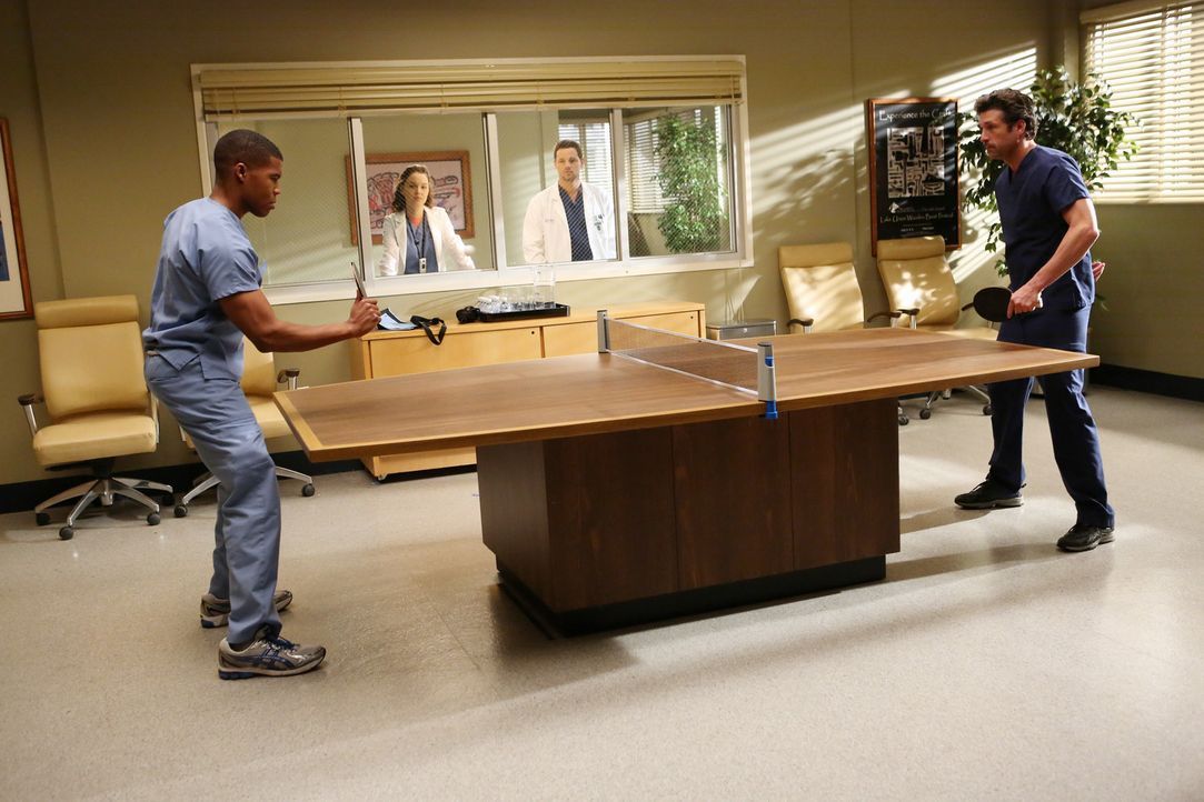 Nach und nach bekommen Derek (Patrick Dempsey, r.) und Shane (Gaius Charles, l.) Zuschauer, die sogar Wetten abschließen: Alex (Justin Chambers, 2.... - Bildquelle: ABC Studios