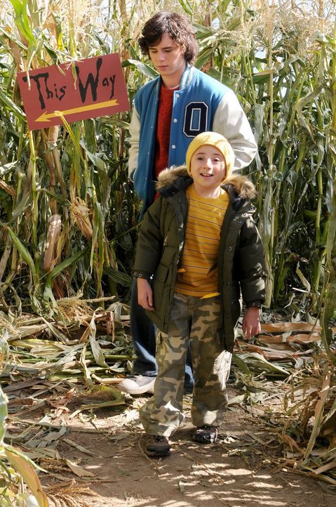 Axl (Charlie McDermott, hinten) und Brick (Atticus Shaffer, vorne) erkunden zusammen ein Mais-Labyrinth ... - Bildquelle: Warner Brothers