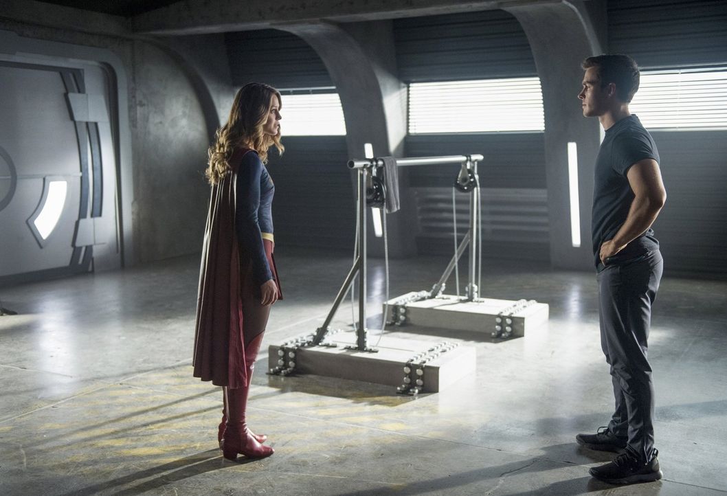 Während Supergirl (Melissa Benoist, l.) versucht, die Alien-Kämpfe zu stoppen, nimmt sie Mon-El (Chris Wood, r.) unter ihre Fittiche und fängt an, i... - Bildquelle: 2016 Warner Bros. Entertainment, Inc.