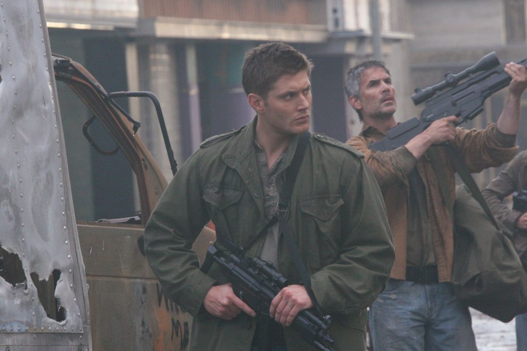Kämpft in der Zukunft dafür, die Apokalypse aufzuhalten: Dean (Jensen Ackles, l.) ... - Bildquelle: Warner Bros. Television