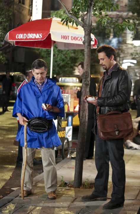 George (Jeremy Sisto, r.) und Fred (Chris Parnell, l.) machen gemeinsam einen Trip nach New York. Doch die Reise verläuft völlig anders als geplant... - Bildquelle: Warner Bros. Television