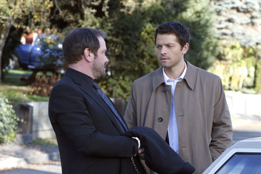 Können Crowley (Mark Sheppard, l.) und Castiel (Misha Collins, r.) wirklich zusammenarbeiten? - Bildquelle: 2013 Warner Brothers