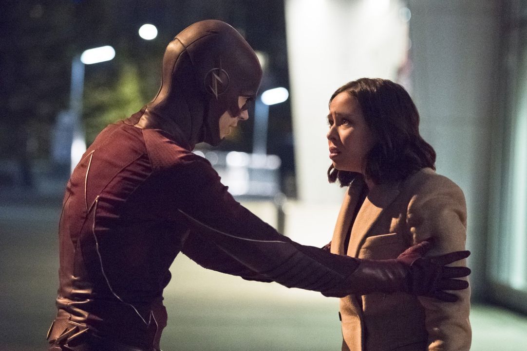 Die verzweifelte Linda (Malese Jow, r.) bittet um ein Treffen mit Barry alias The Flash (Grant Gustin, l.) und ist plötzlich Teil im Kampf gegen Zoo... - Bildquelle: 2015 Warner Brothers.