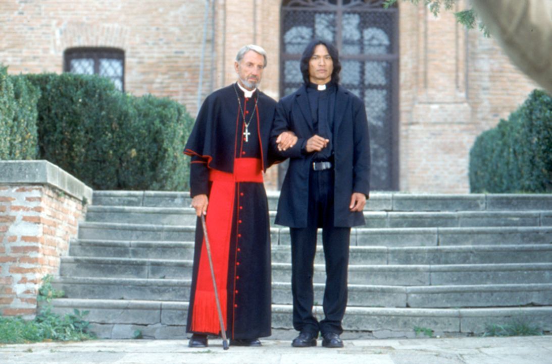 Zusammen mit dem alten Priester (David Gant, l.) versucht der Vampirjäger Pater Uffizi (Jason scott Lee, r.) zu verhindern, dass Dracula erneut sein... - Bildquelle: Neo Art & Logic