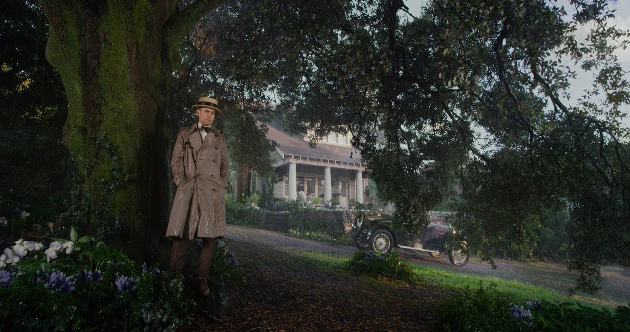 Im Jahre 1922 schlägt sich Nick Carraway (Tobey Maguire) als Aktienhändler an der Wall Street durch, als er durch die Begegnung mit dem schillerndem... - Bildquelle: 2012 Warner Brothers